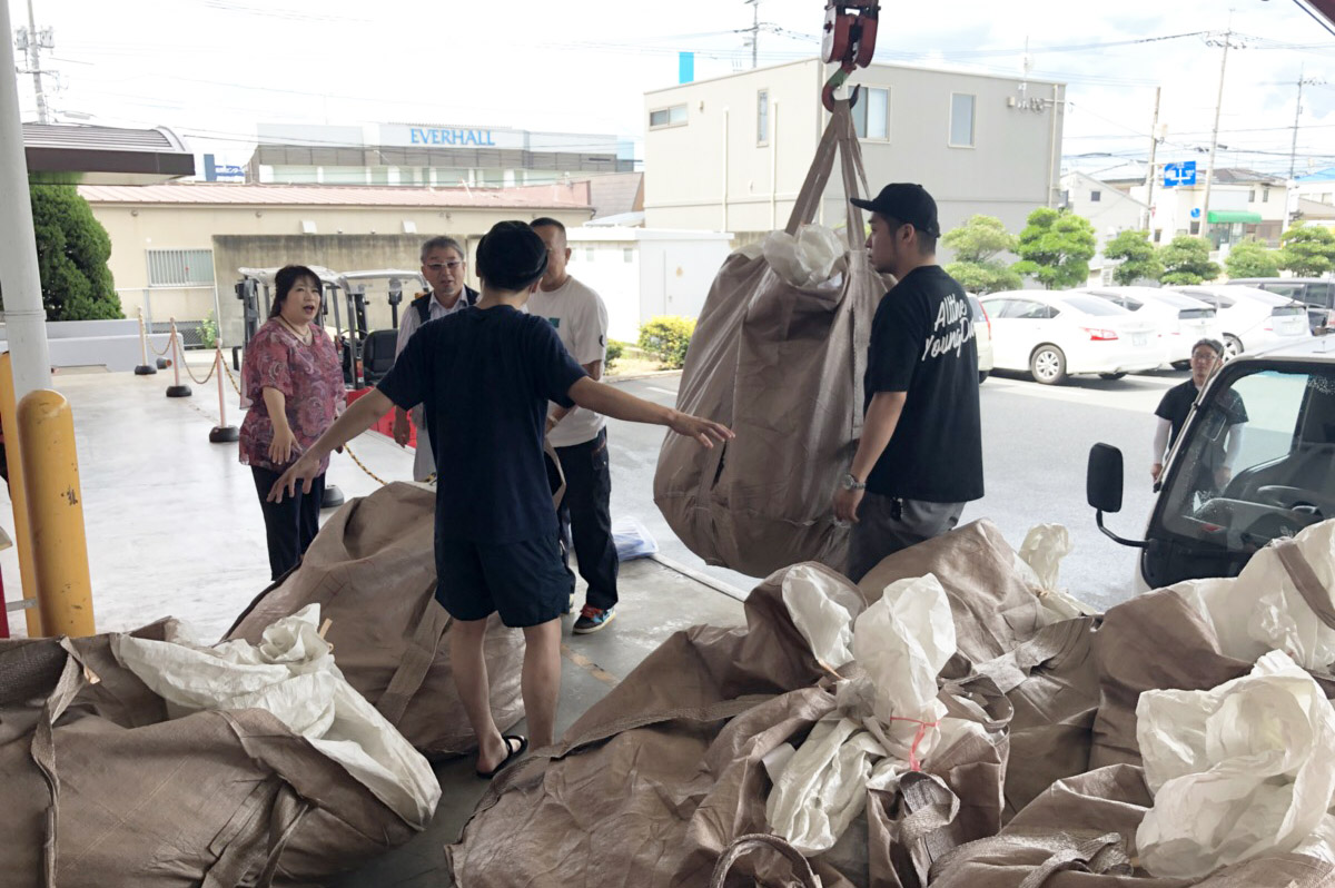 衣料品トラック1台分を寄付。倉敷に拠点を構える「アリス福祉会」さんとともに